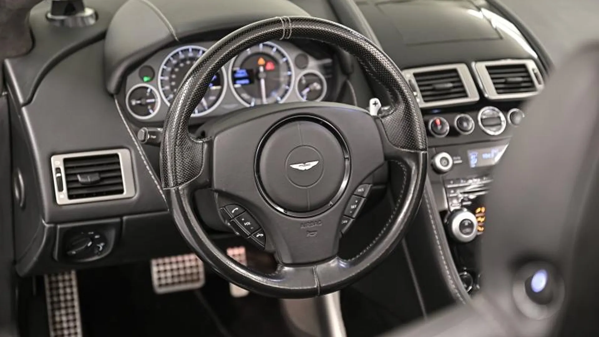 Aston Martin DBS Volante — photo 15