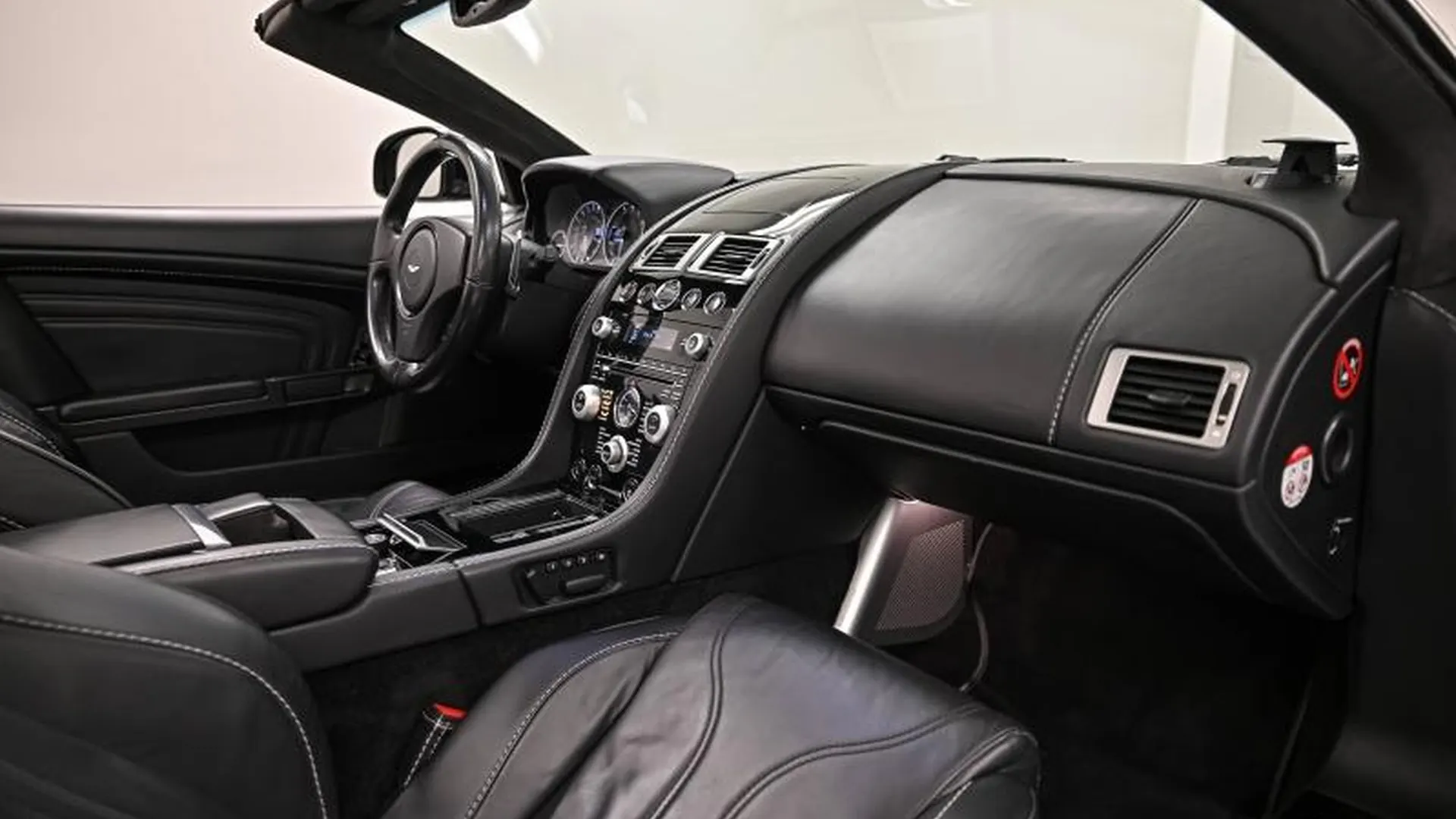Aston Martin DBS Volante — photo 16