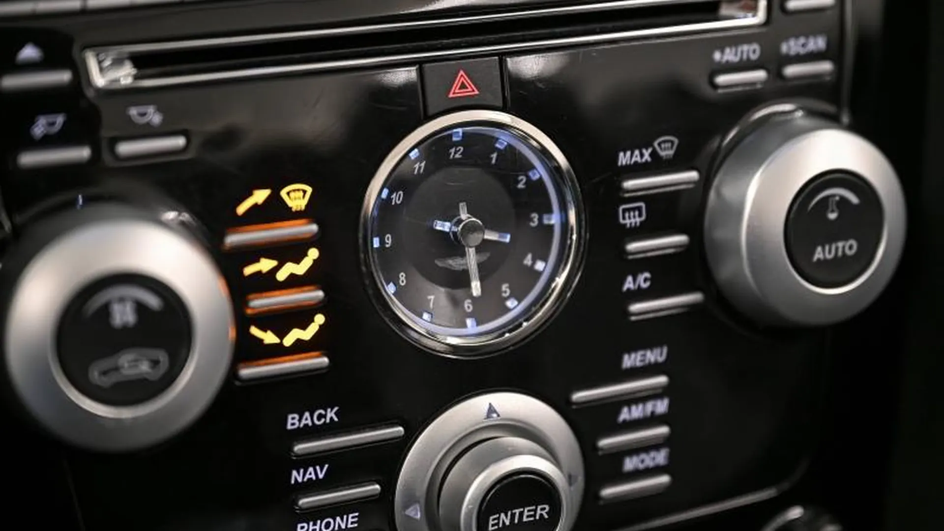 Aston Martin DBS Volante — photo 25