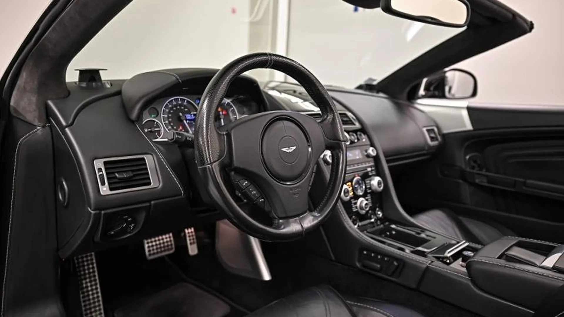 Aston Martin DBS Volante — photo 14