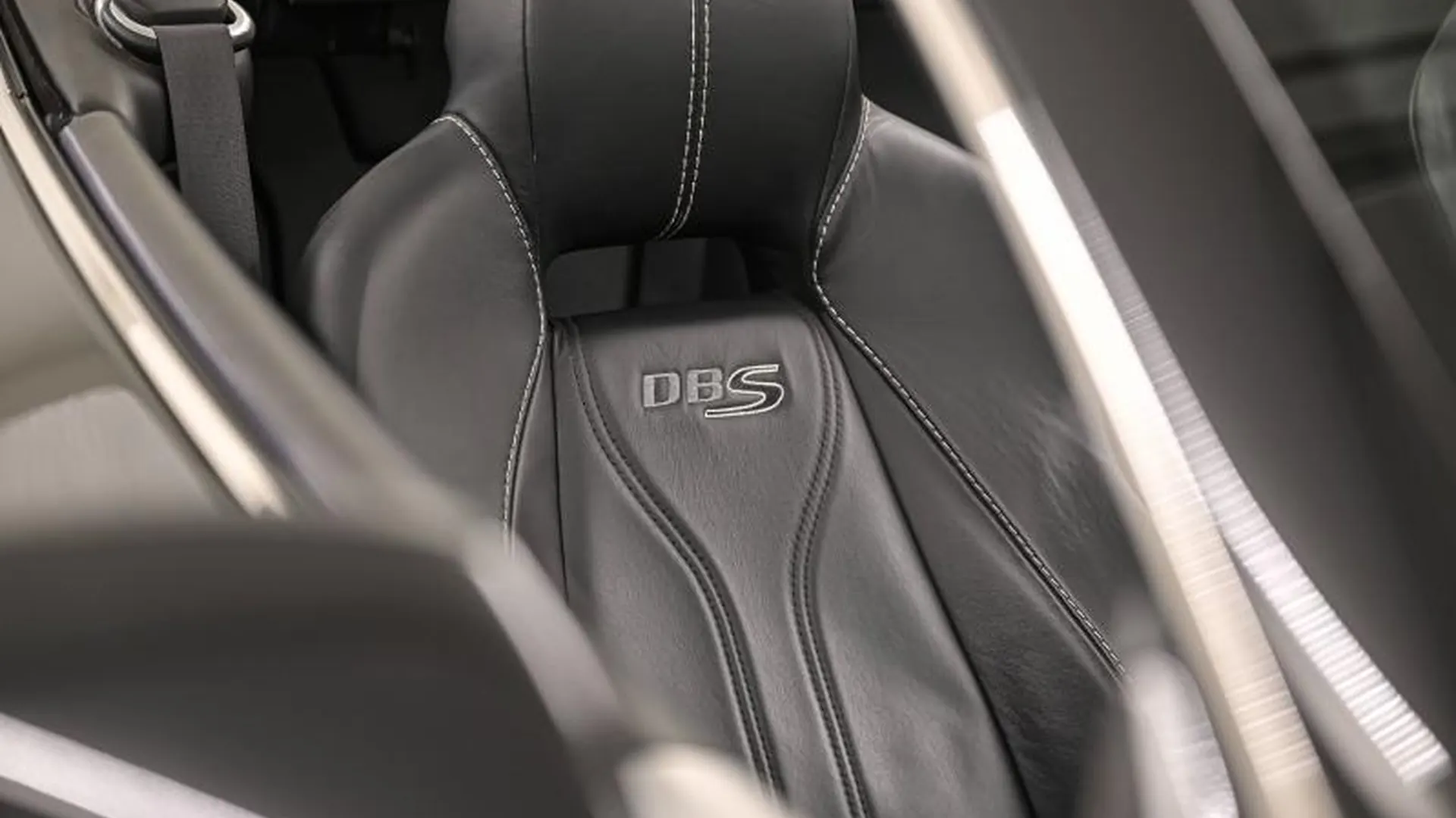 Aston Martin DBS Volante — photo 19