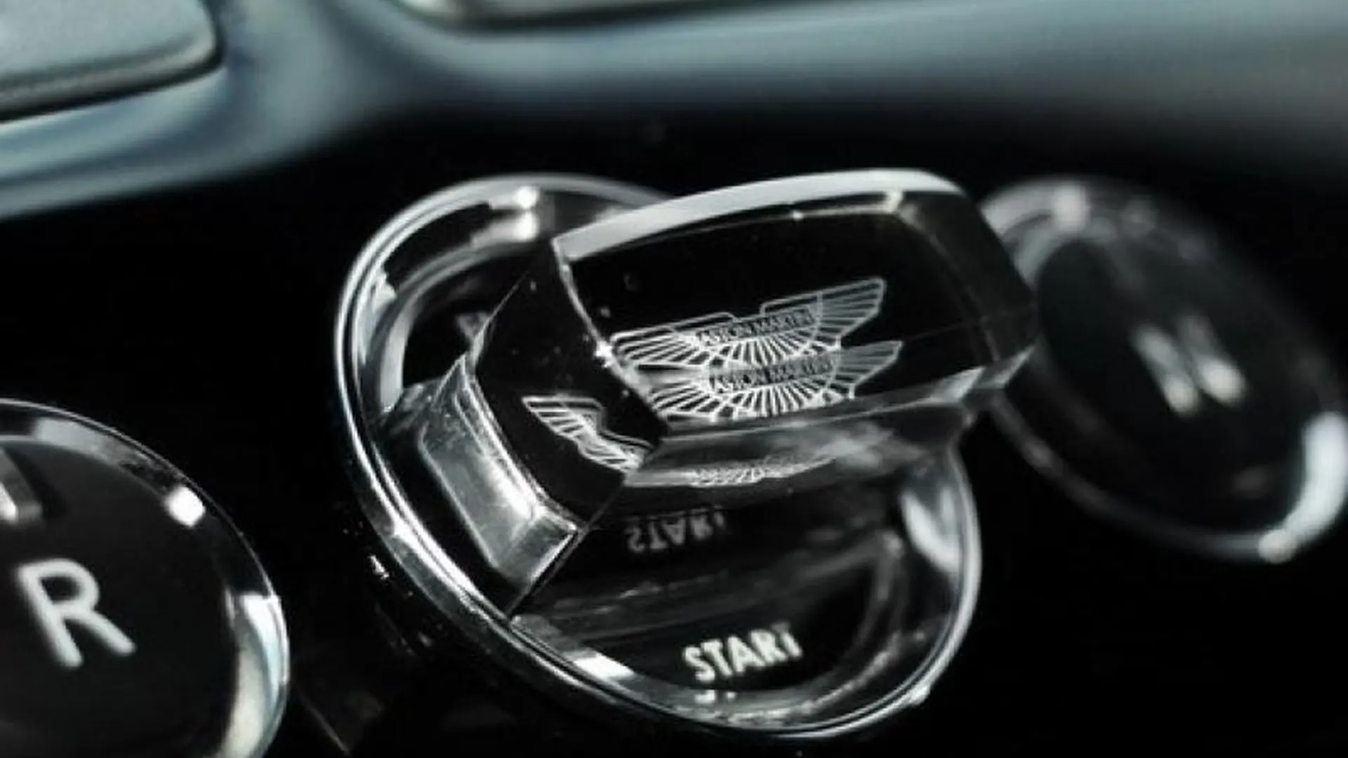 Aston Martin DBS Volante — photo 13