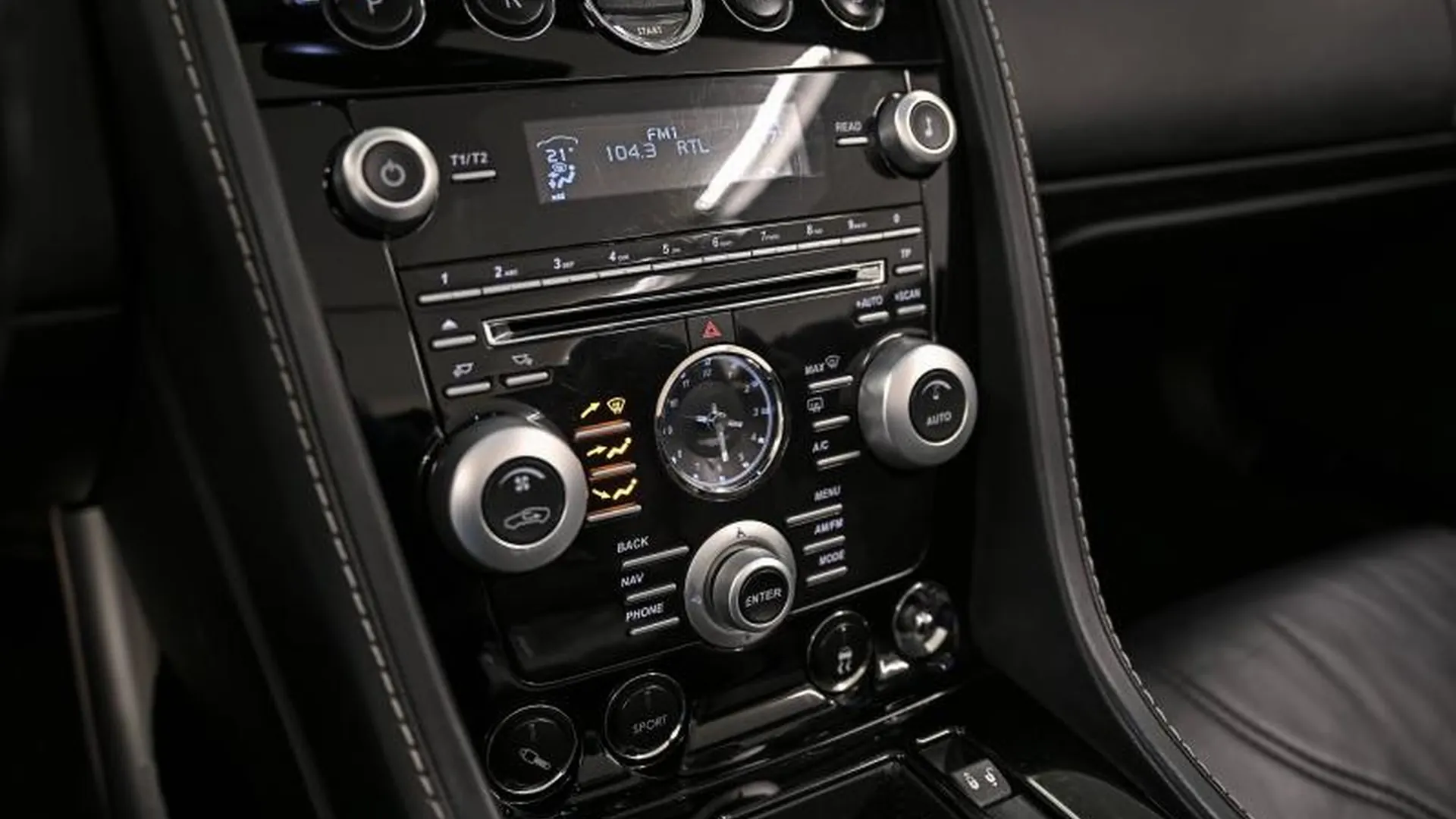 Aston Martin DBS Volante — photo 26