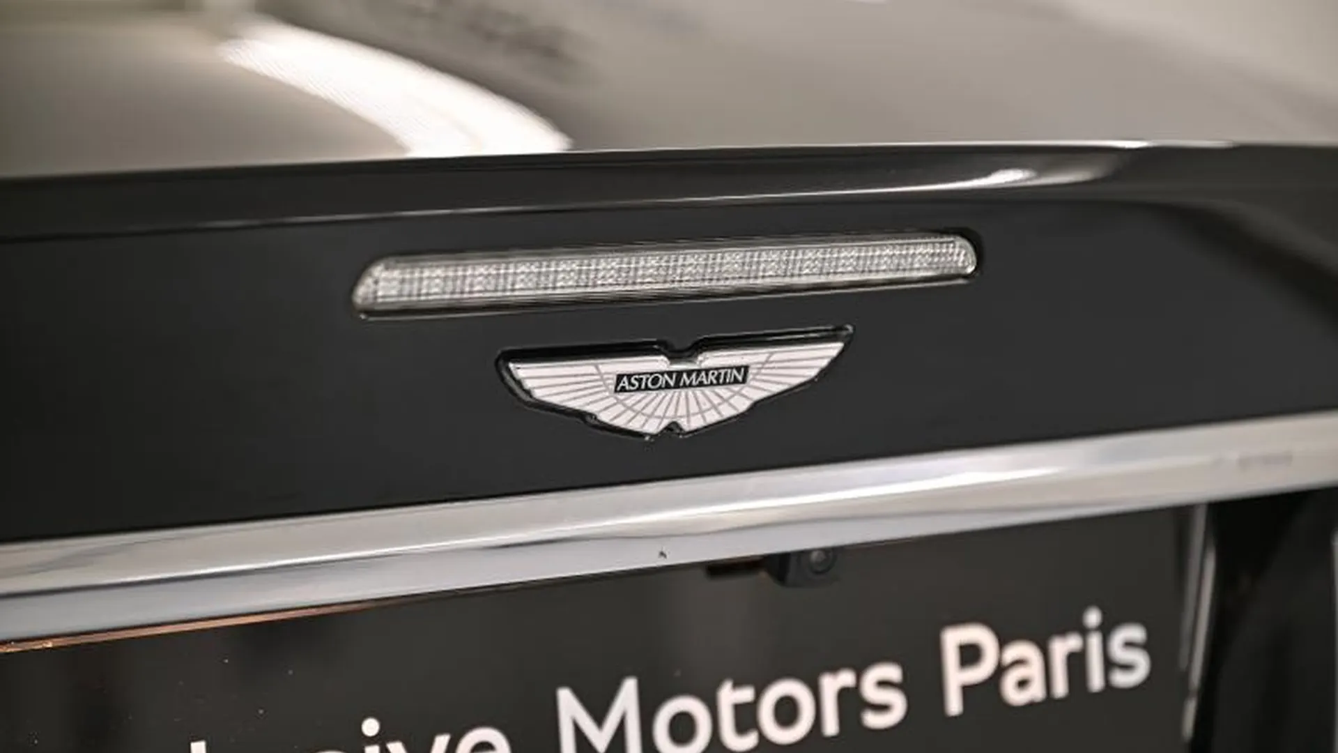Aston Martin DBS Volante — photo 10
