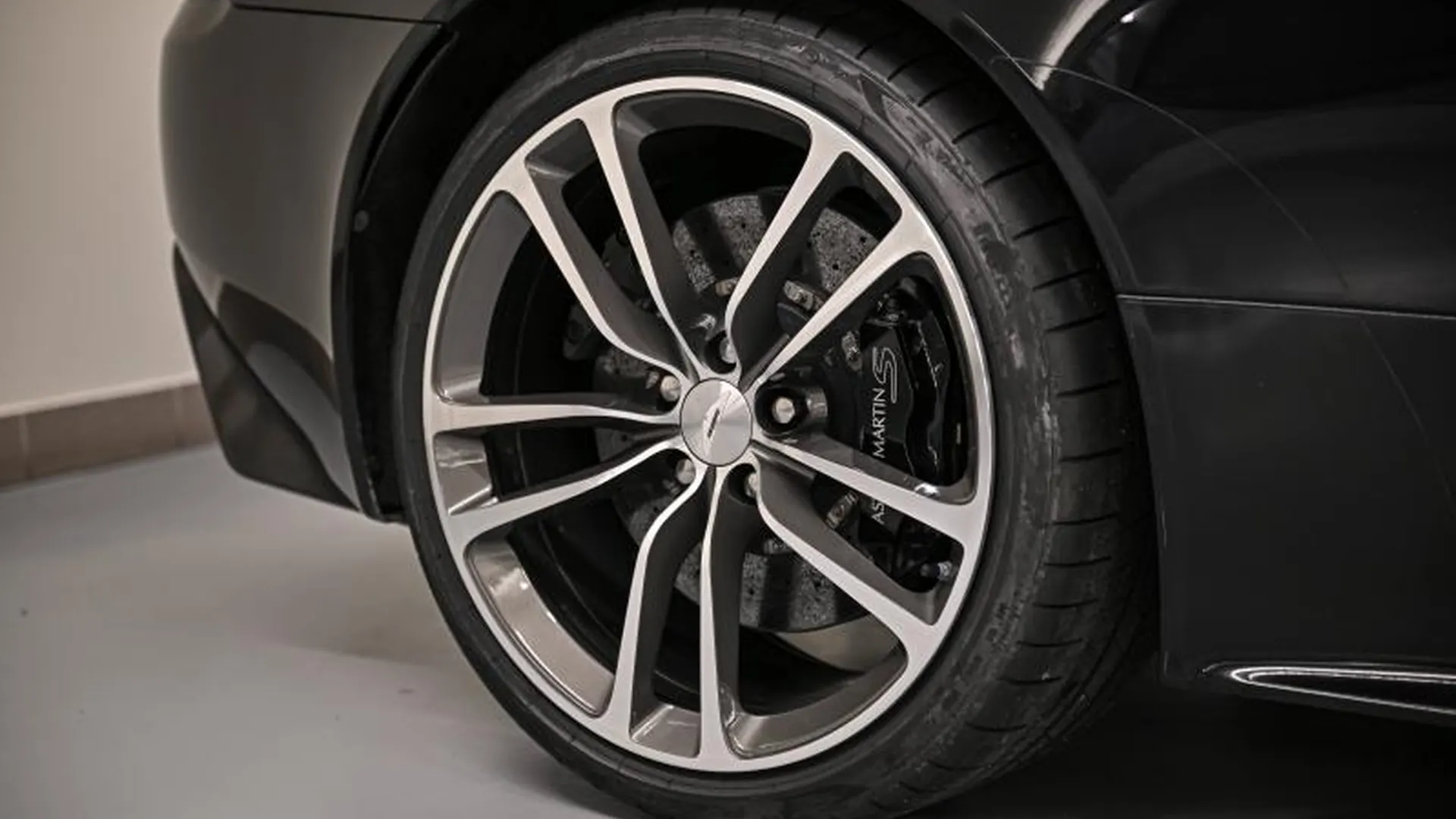 Aston Martin DBS Volante — photo 7