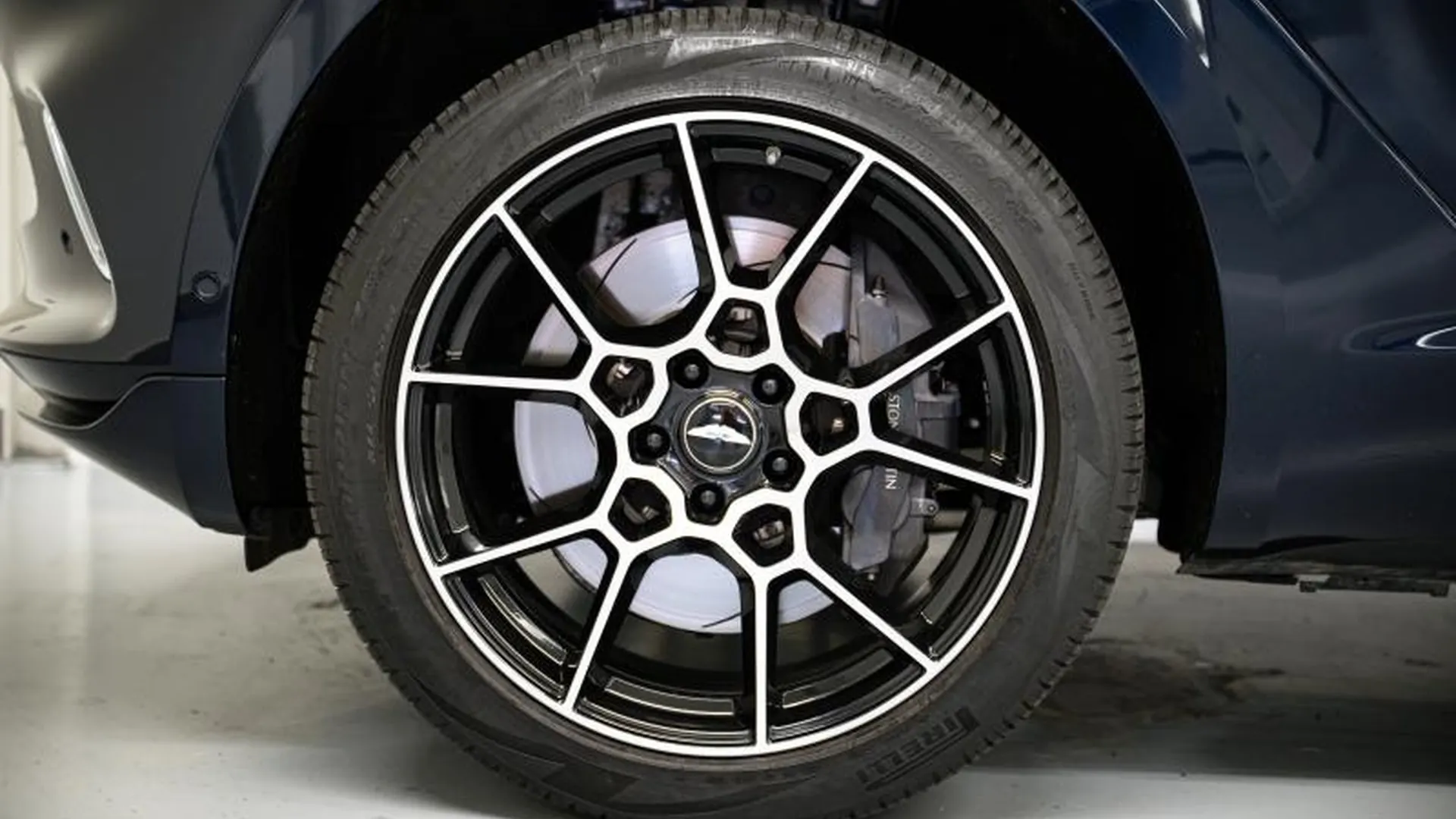 Aston Martin DBX — photo 8
