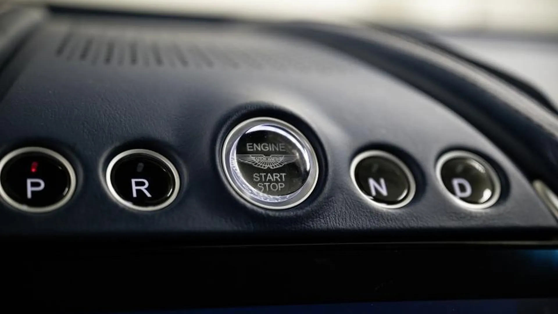 Aston Martin DBX — photo 35