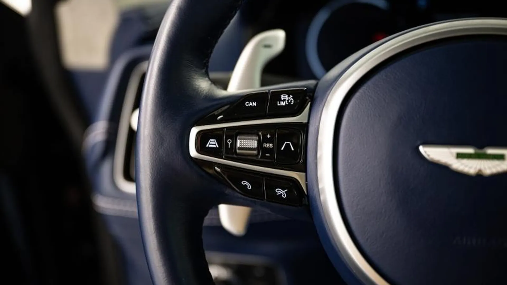 Aston Martin DBX — photo 29