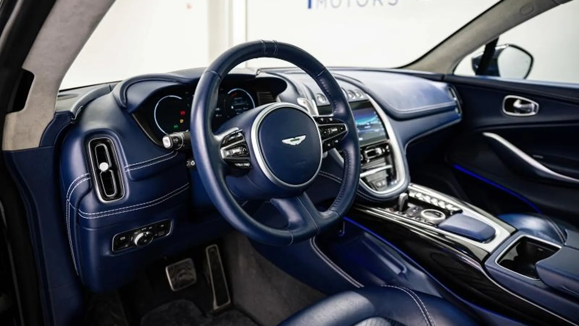 Aston Martin DBX — photo 14