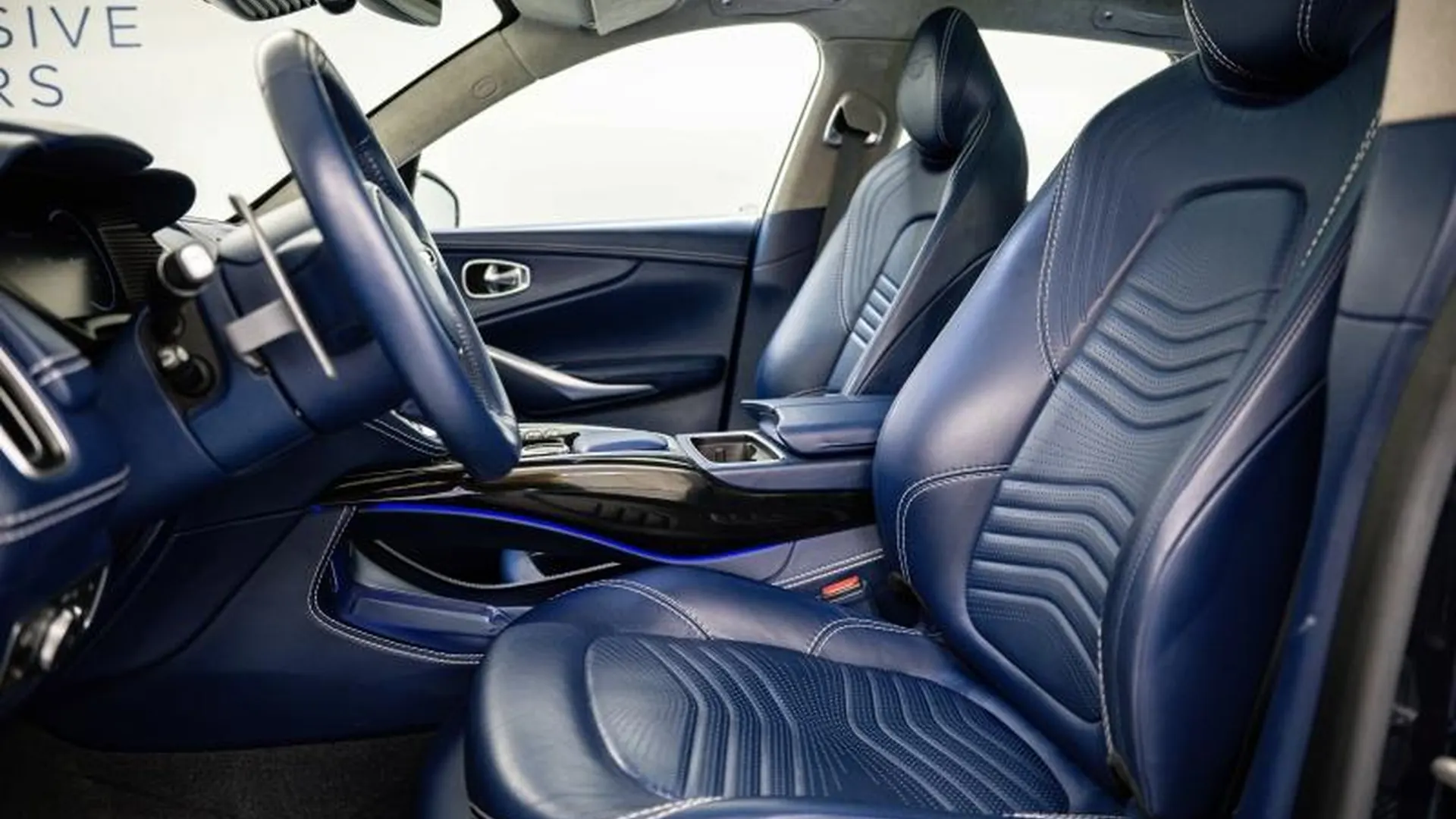 Aston Martin DBX — photo 17