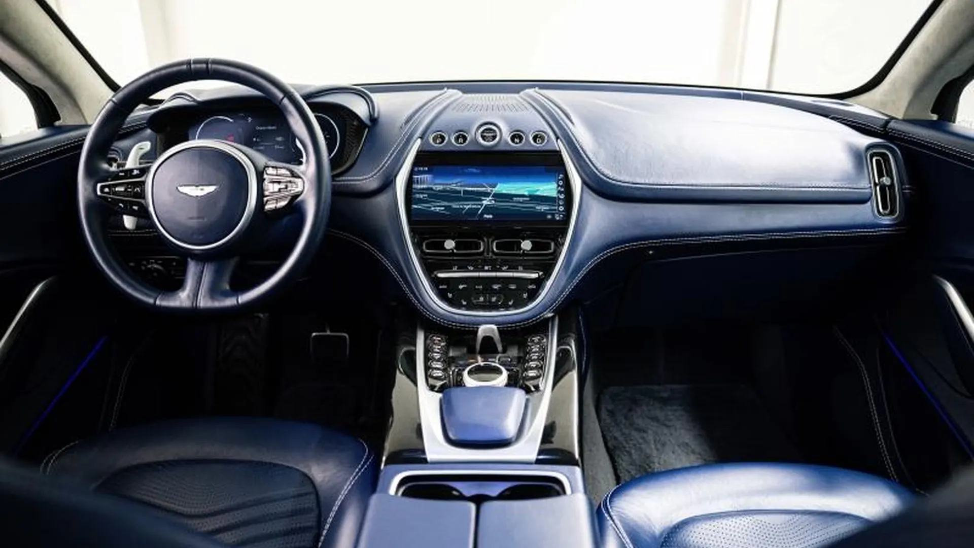 Aston Martin DBX — photo 15
