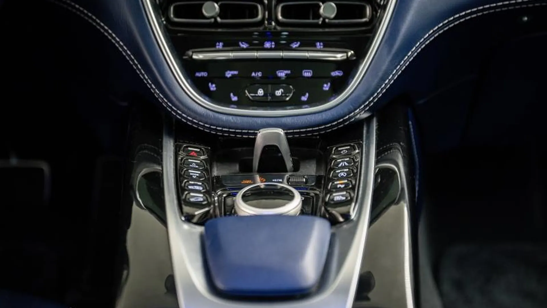 Aston Martin DBX — photo 26