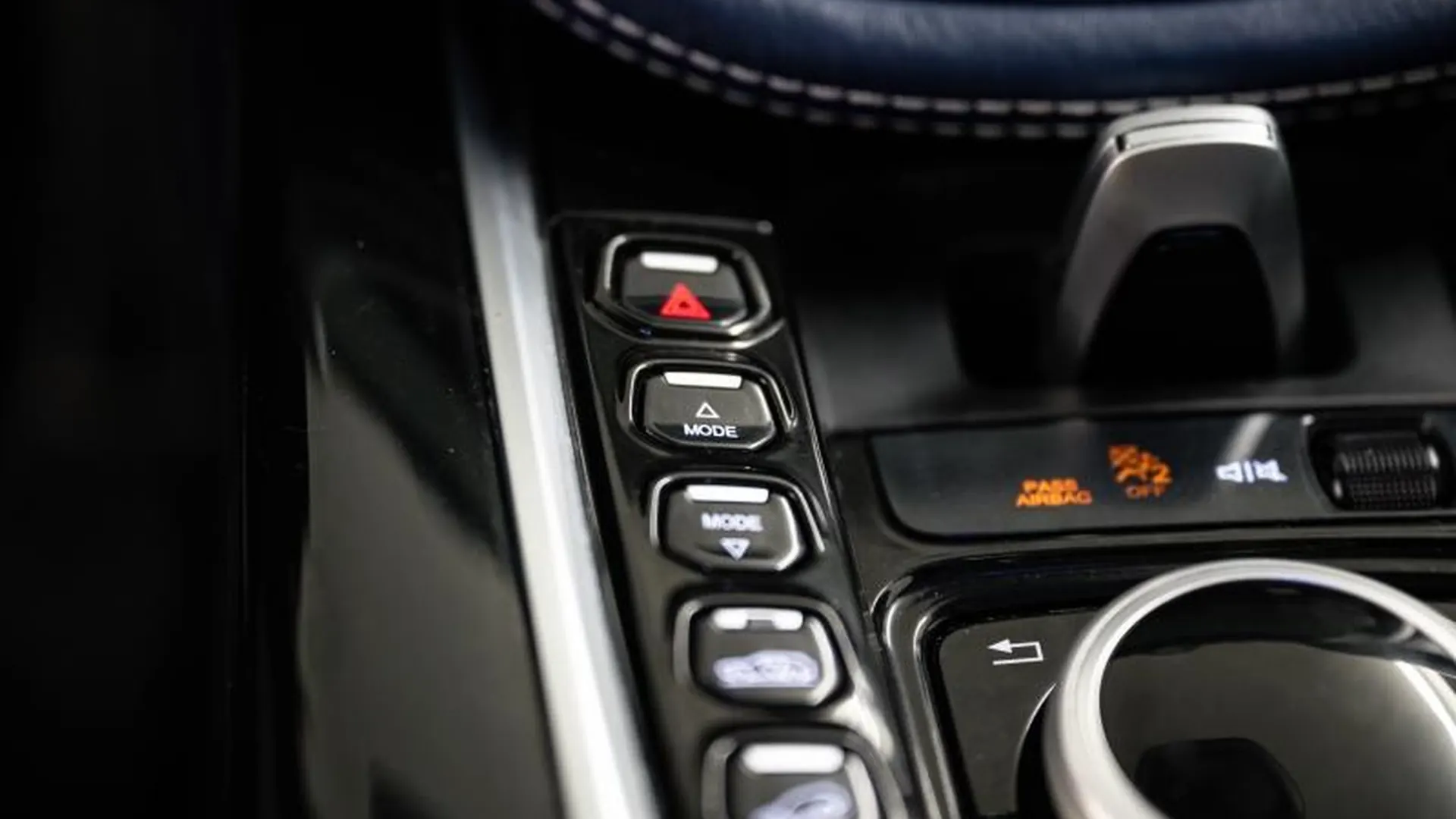 Aston Martin DBX — photo 34