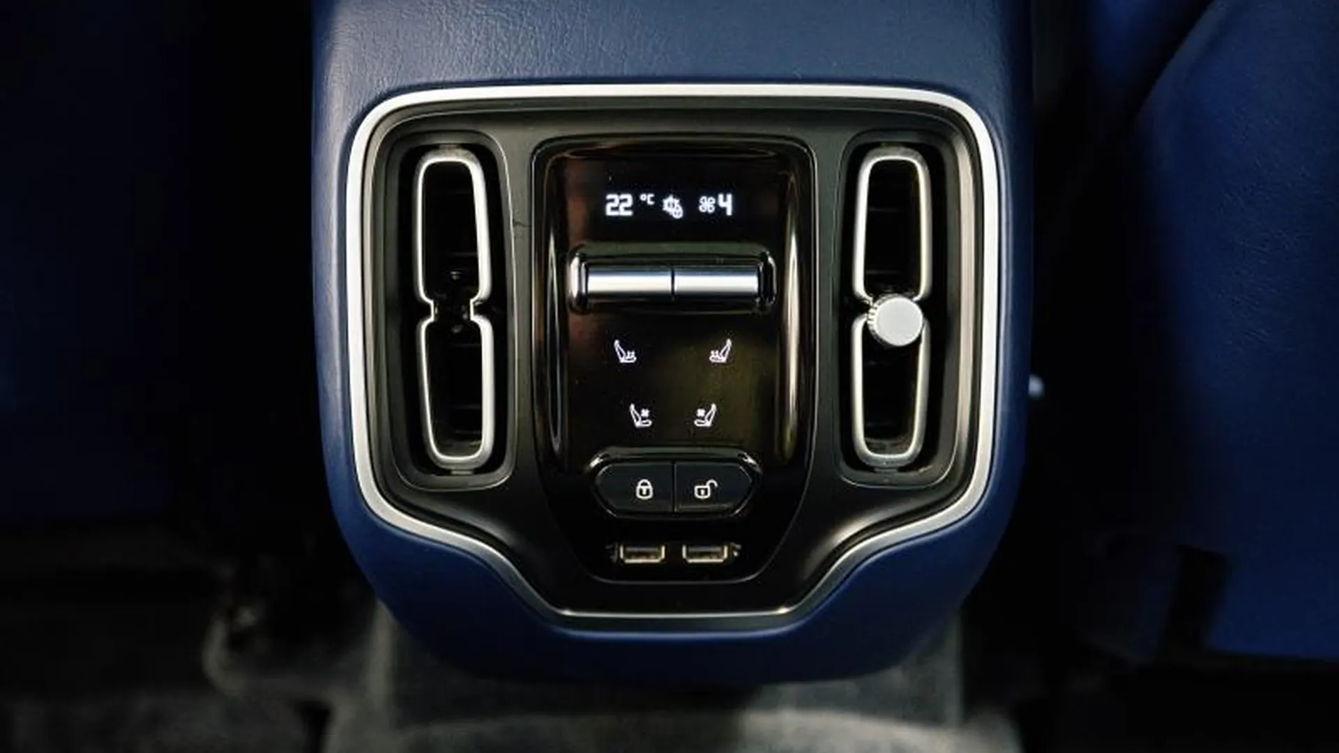 Aston Martin DBX — photo 24