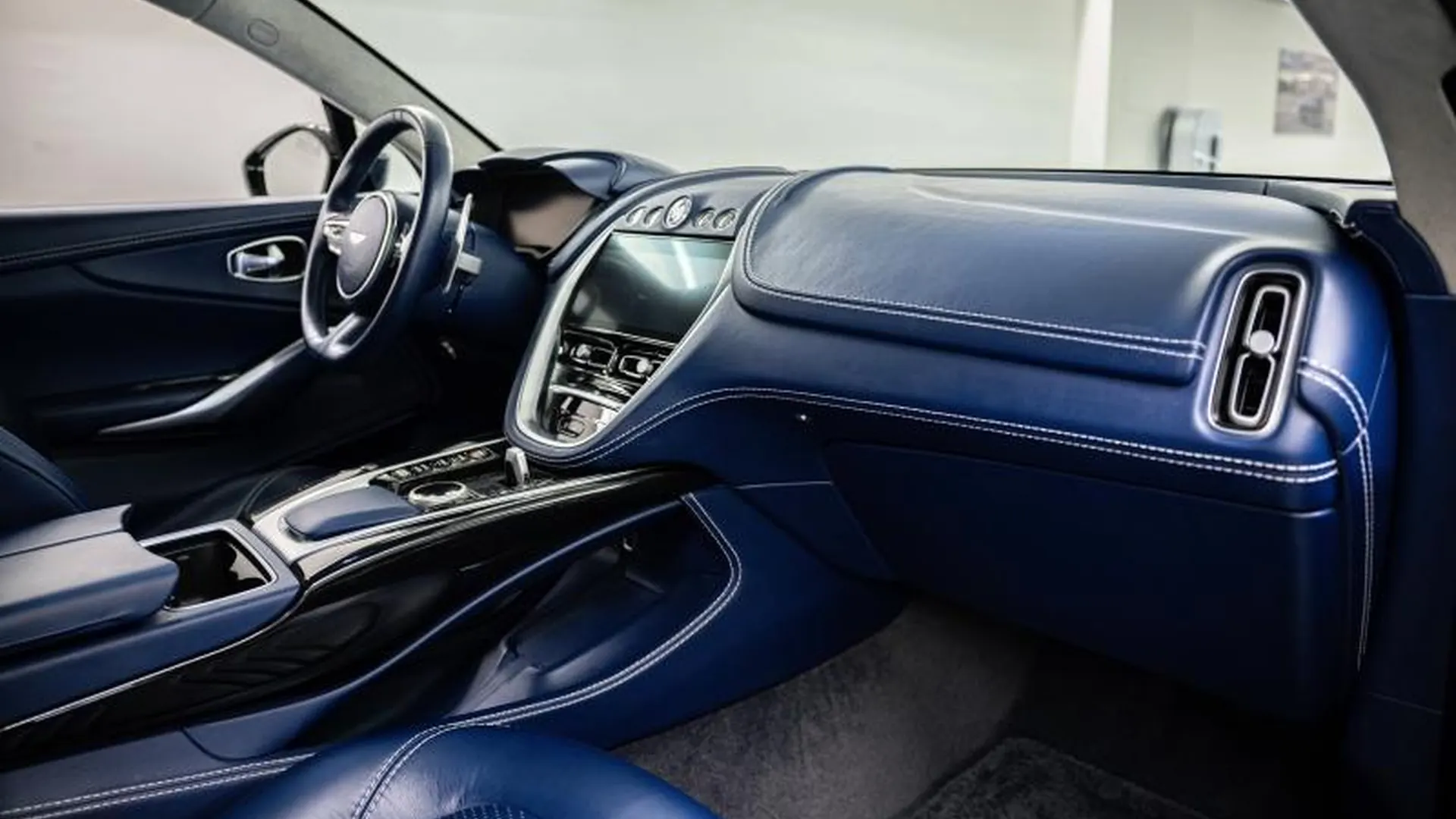 Aston Martin DBX — photo 16