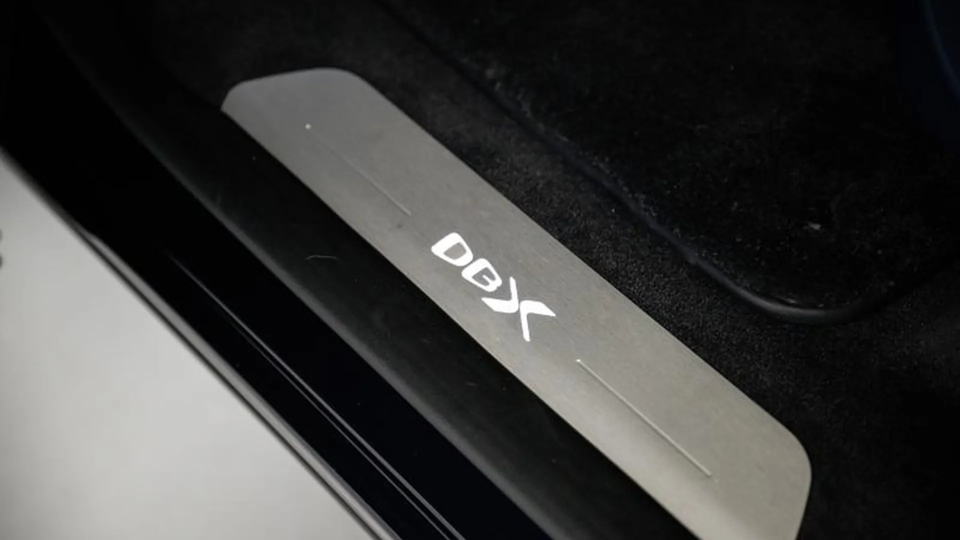 Aston Martin DBX — photo 38