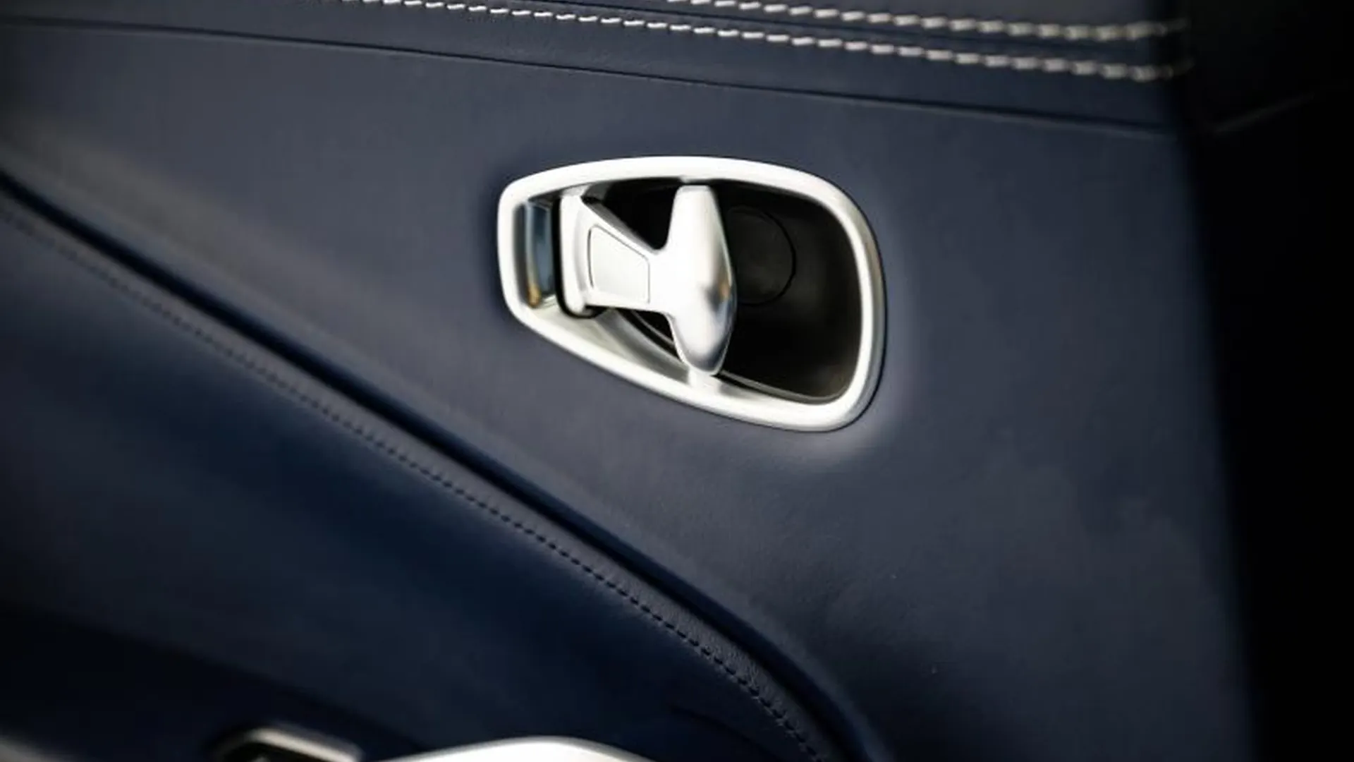 Aston Martin DBX — photo 27