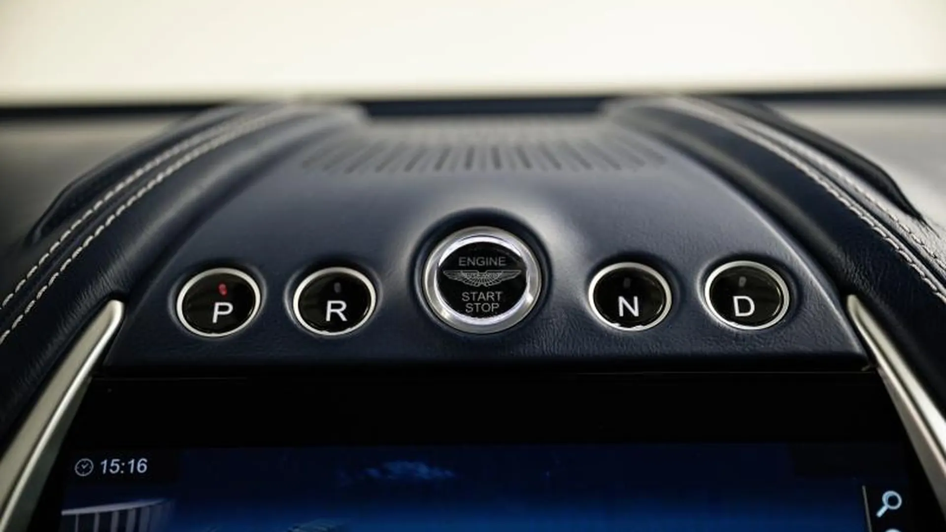 Aston Martin DBX — photo 31