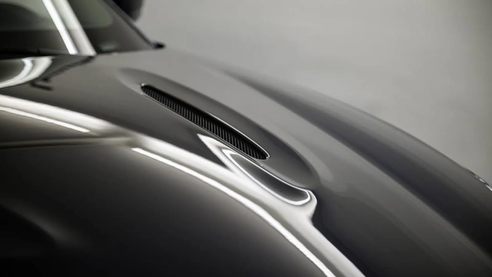Aston Martin DBX — photo 12