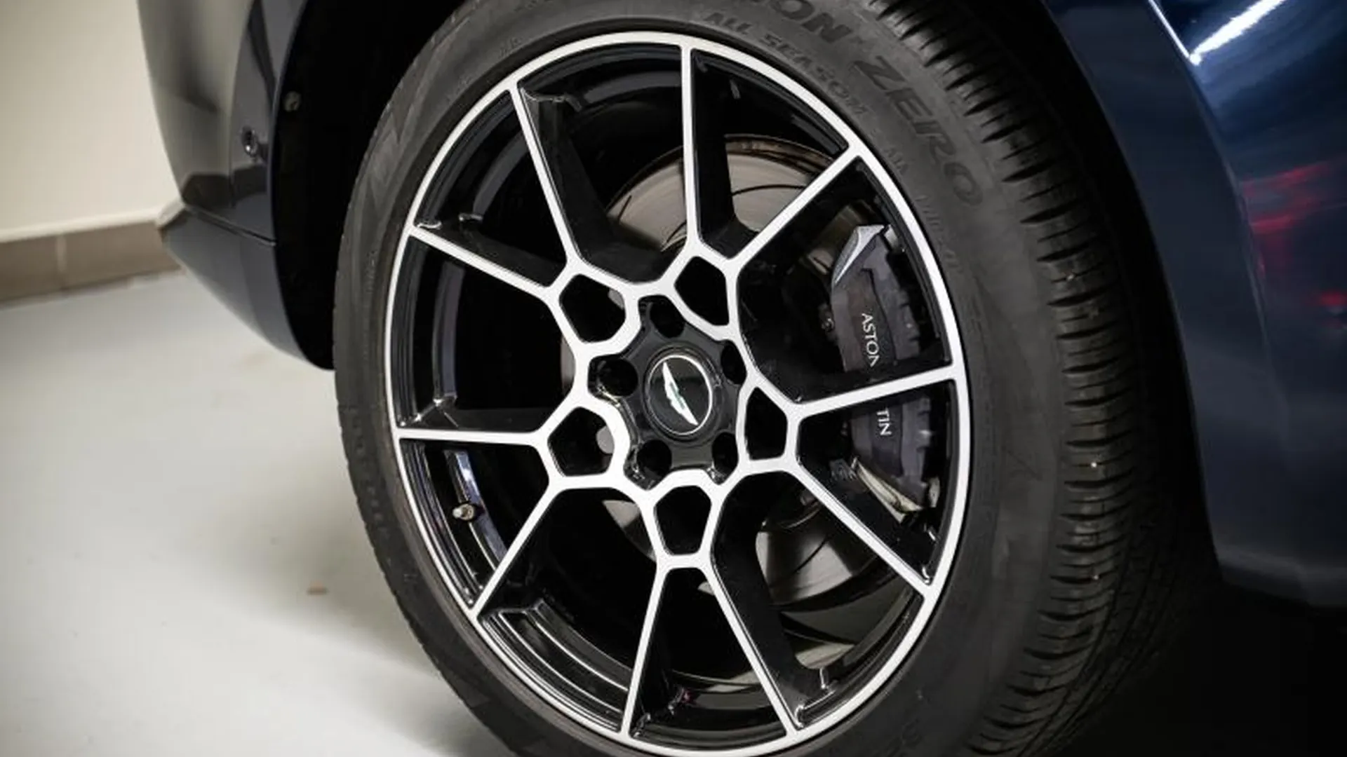 Aston Martin DBX — photo 6