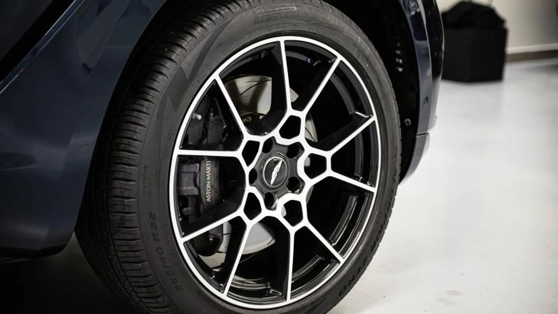 Aston Martin DBX — photo 7