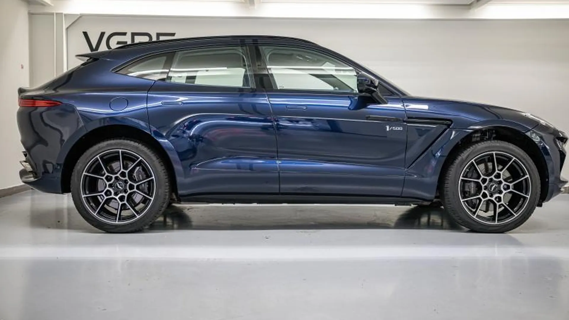 Aston Martin DBX — photo 2