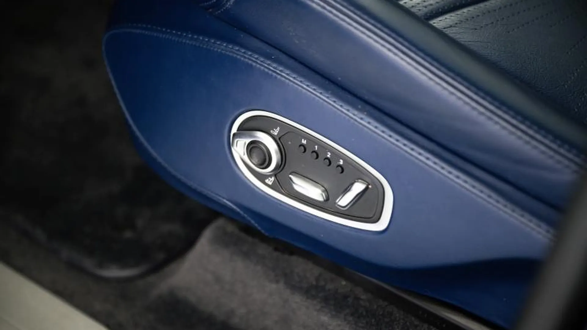 Aston Martin DBX — photo 19