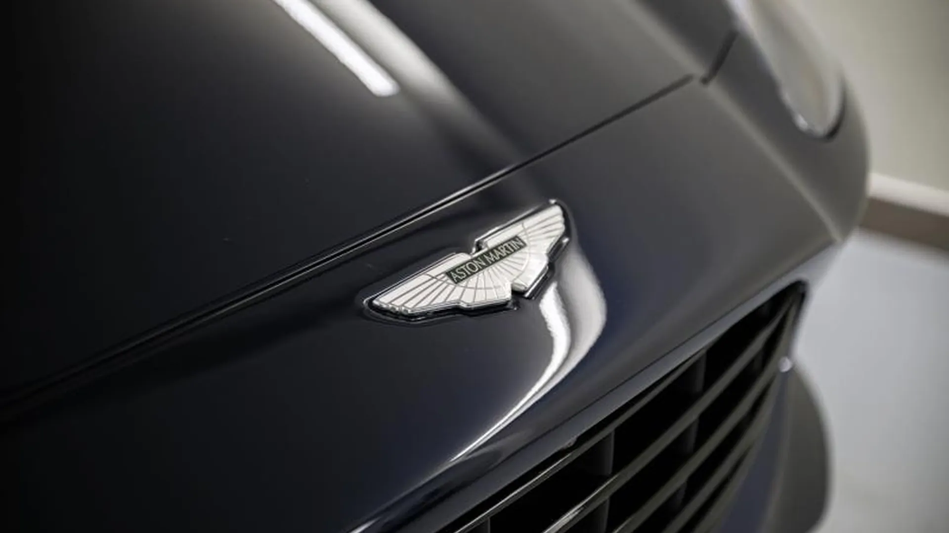 Aston Martin DBX — photo 11