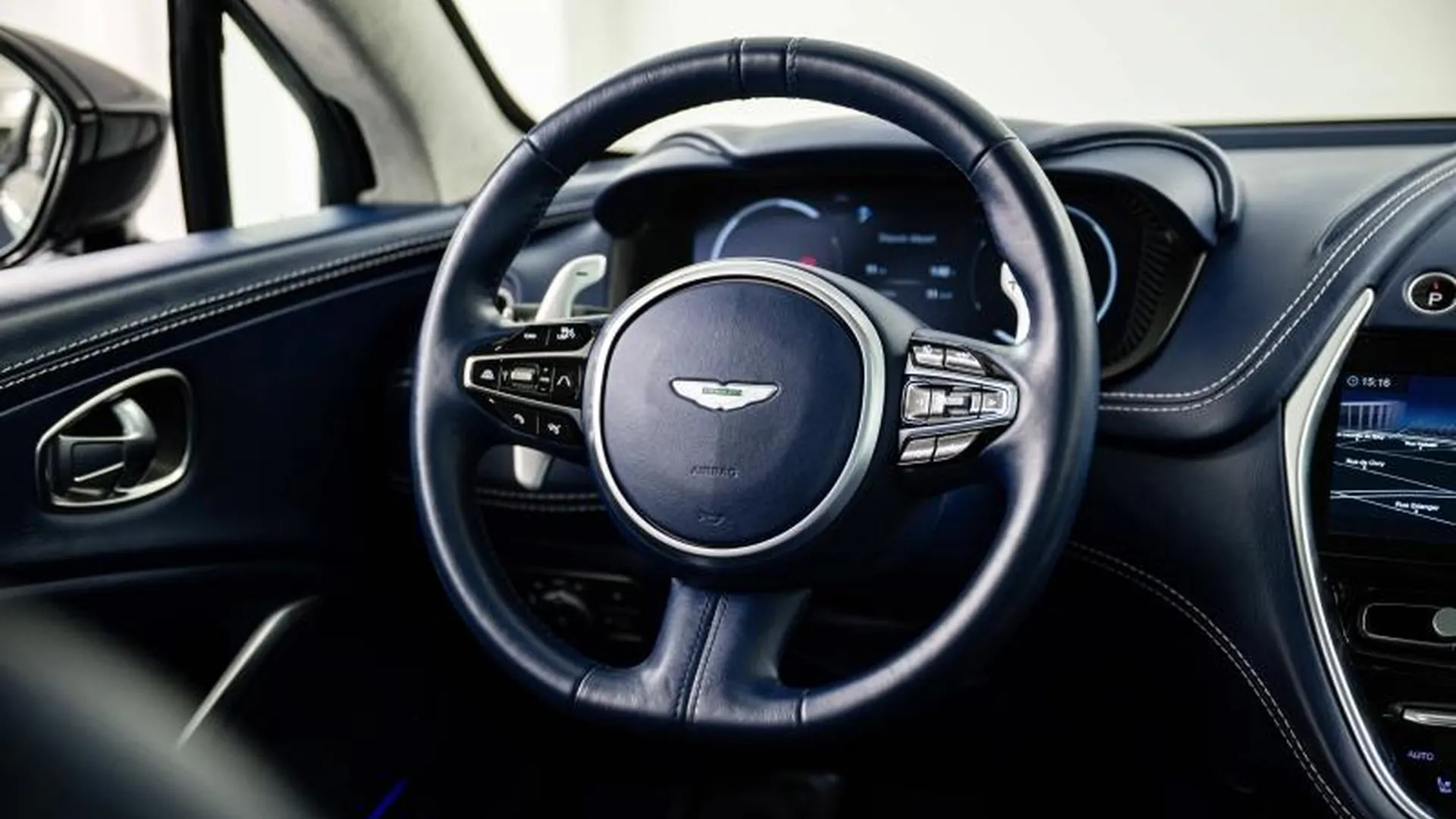 Aston Martin DBX — photo 25