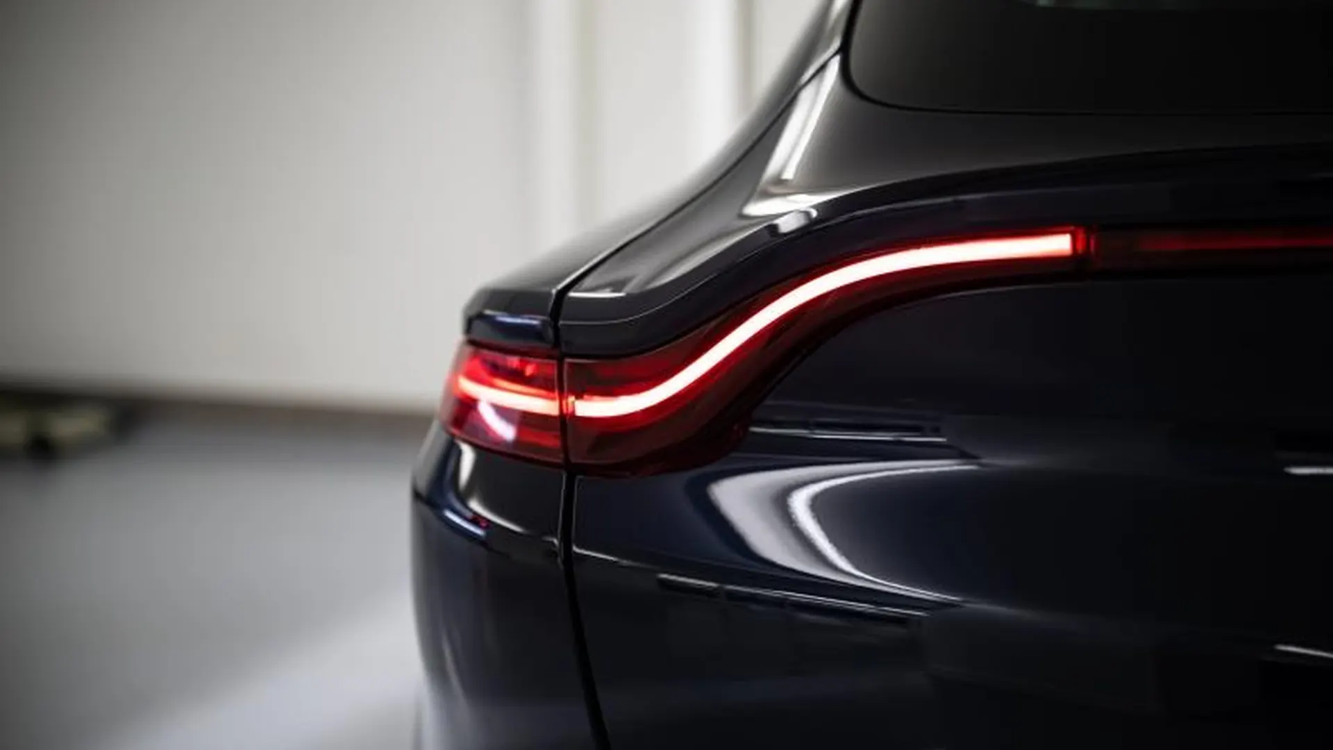 Aston Martin DBX — photo 13