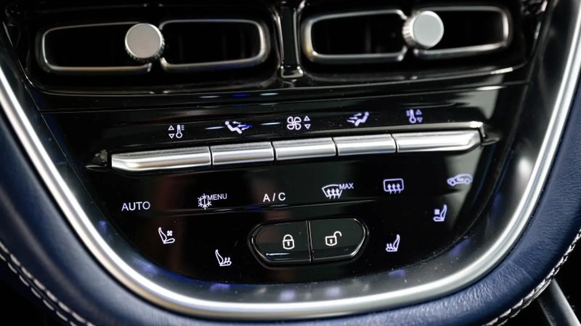 Aston Martin DBX — photo 33