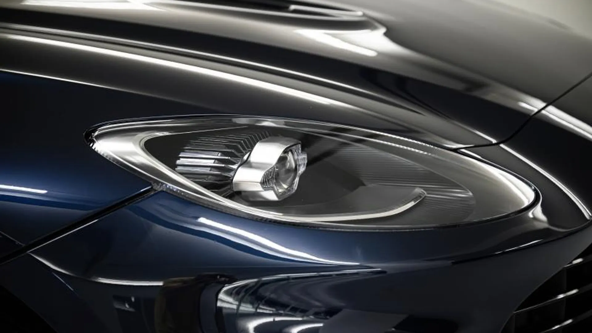 Aston Martin DBX — photo 10