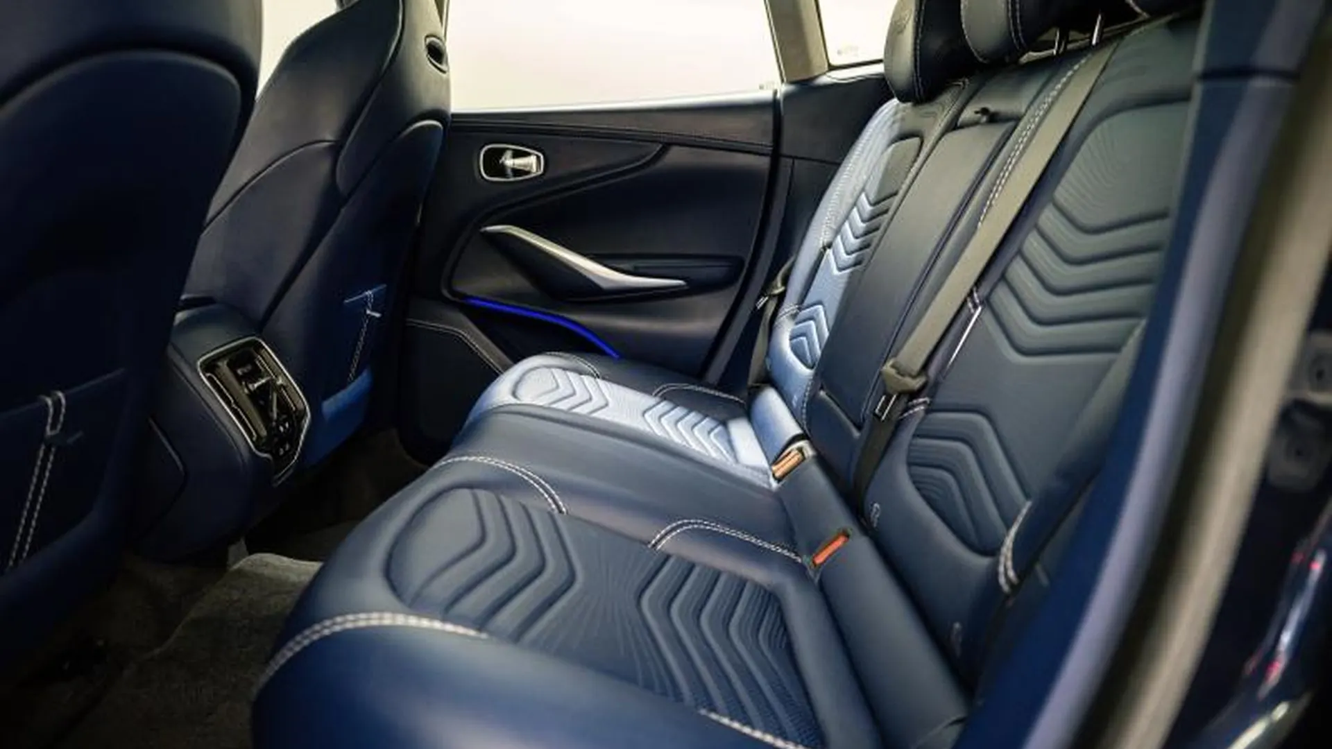 Aston Martin DBX — photo 23