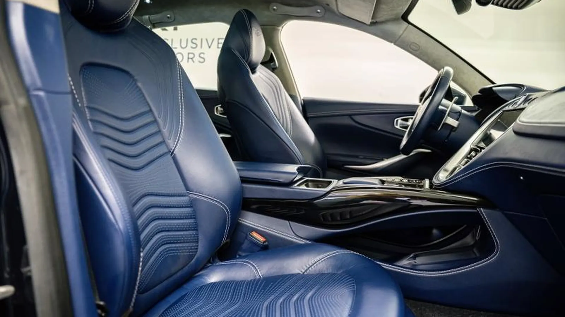 Aston Martin DBX — photo 18