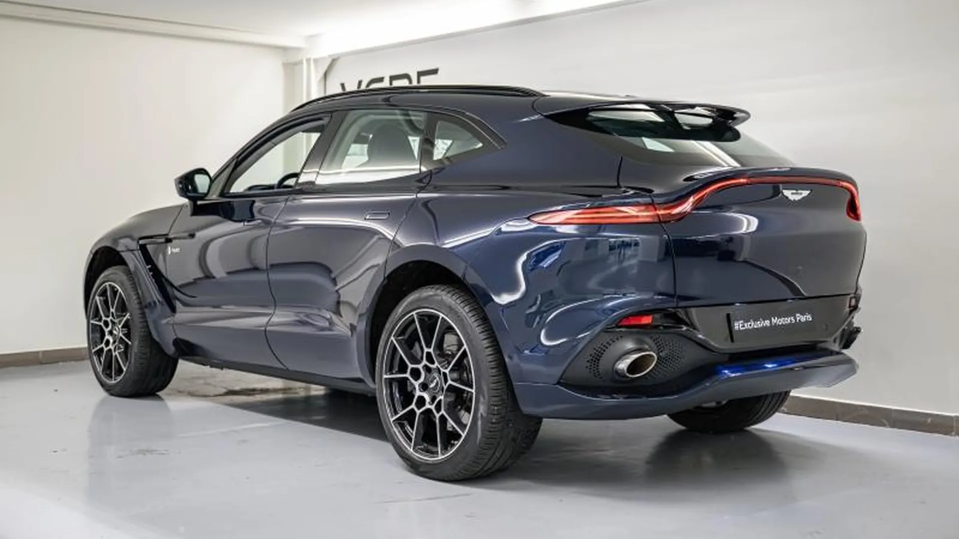 Aston Martin DBX — photo 3