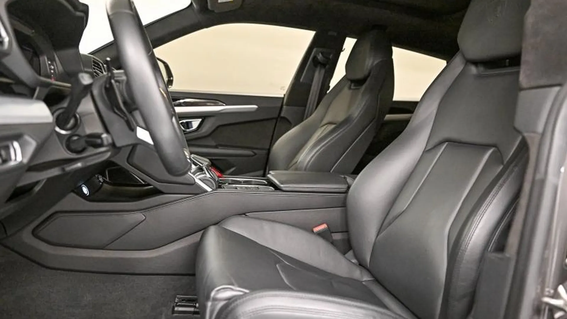 Lamborghini Urus — photo 22