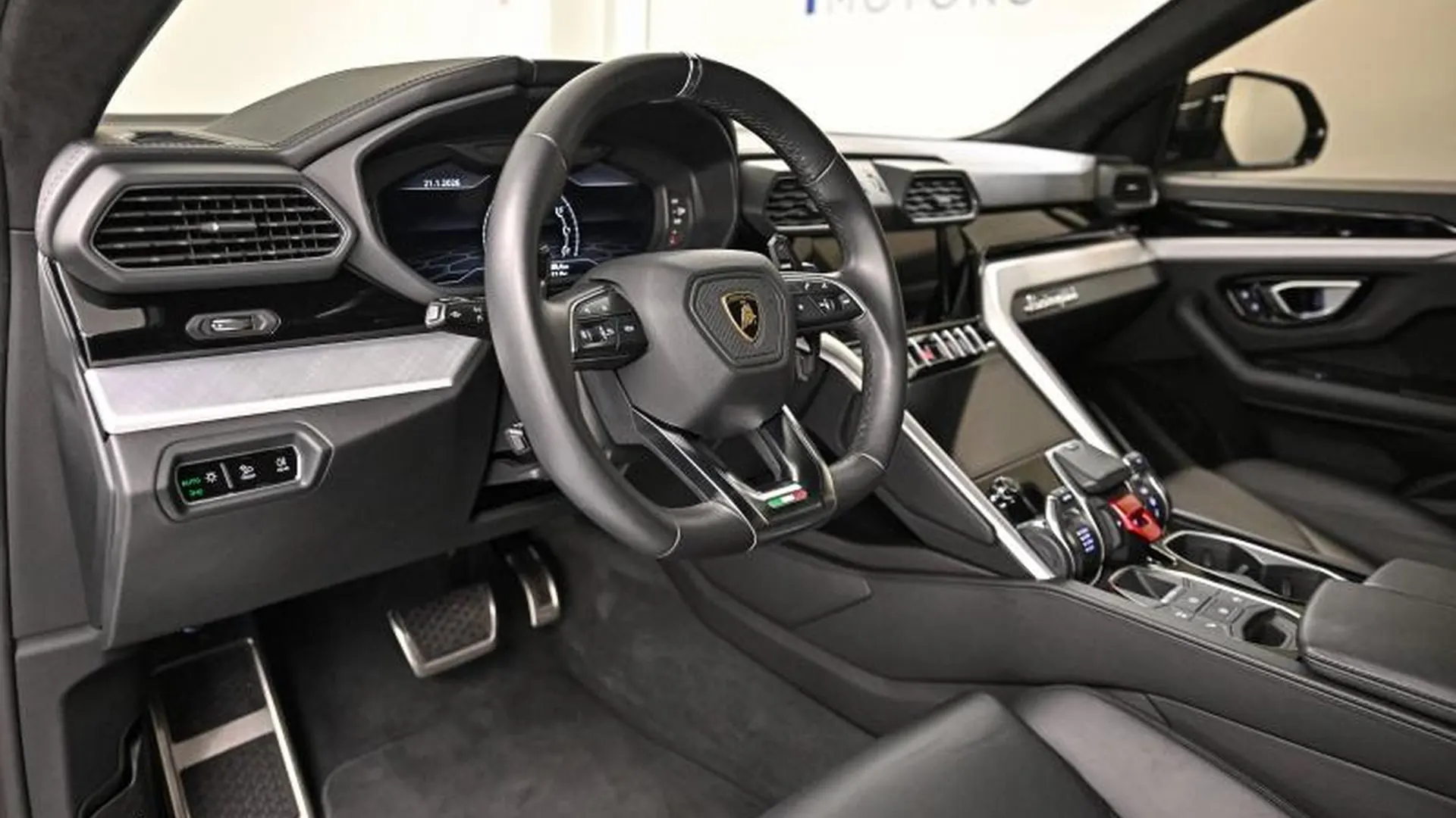 Lamborghini Urus — photo 14