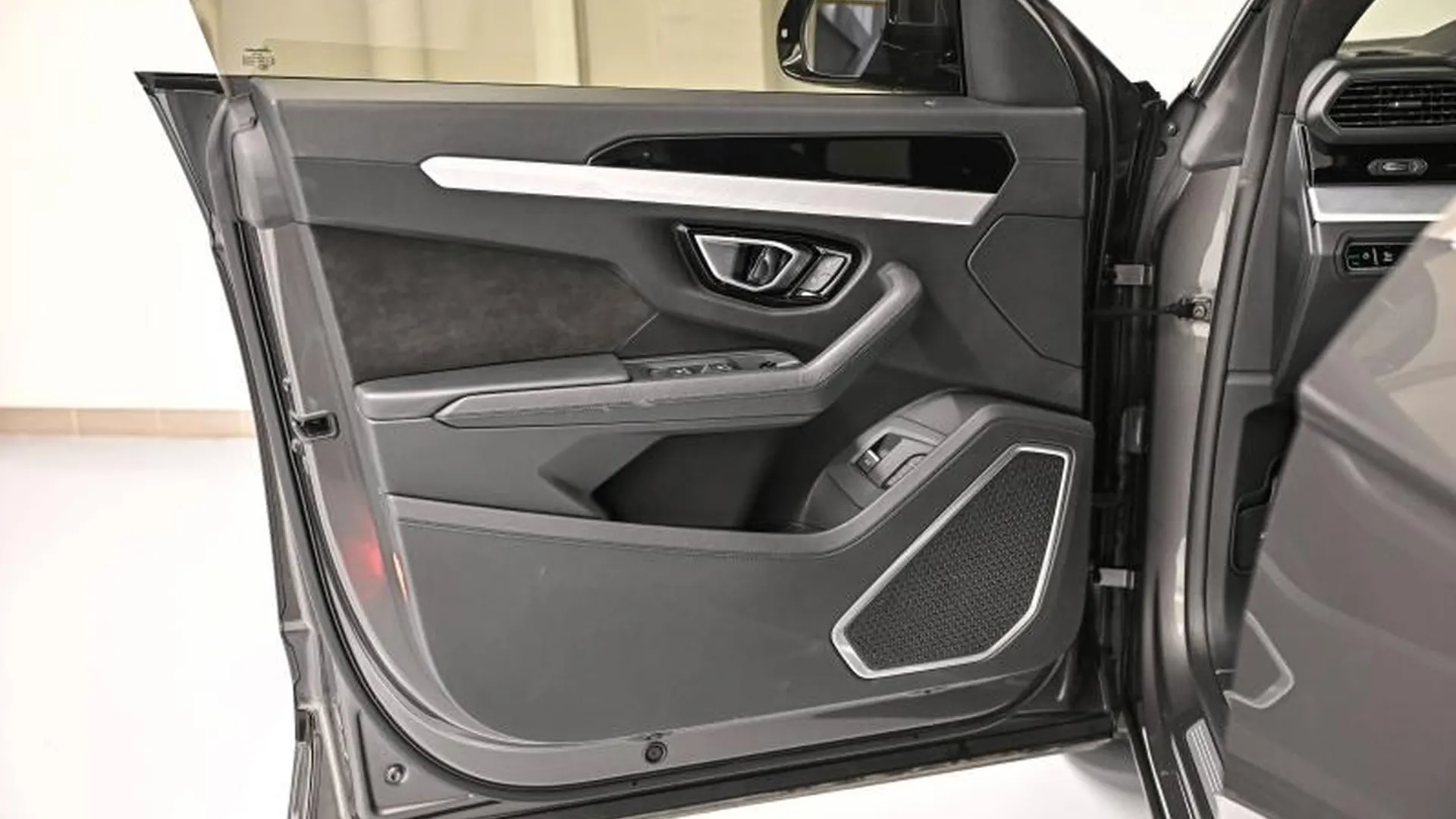 Lamborghini Urus — photo 21