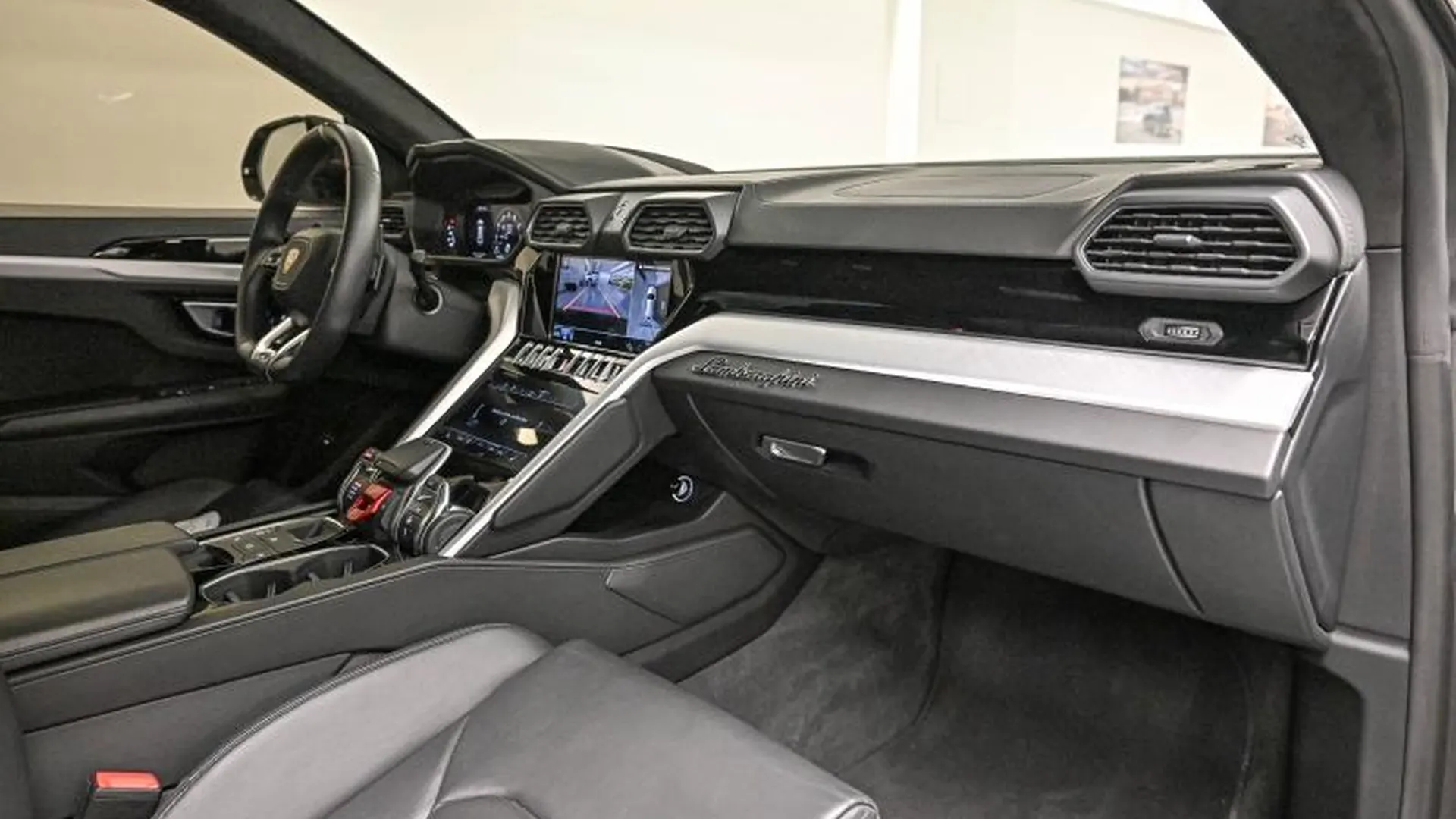 Lamborghini Urus — photo 17