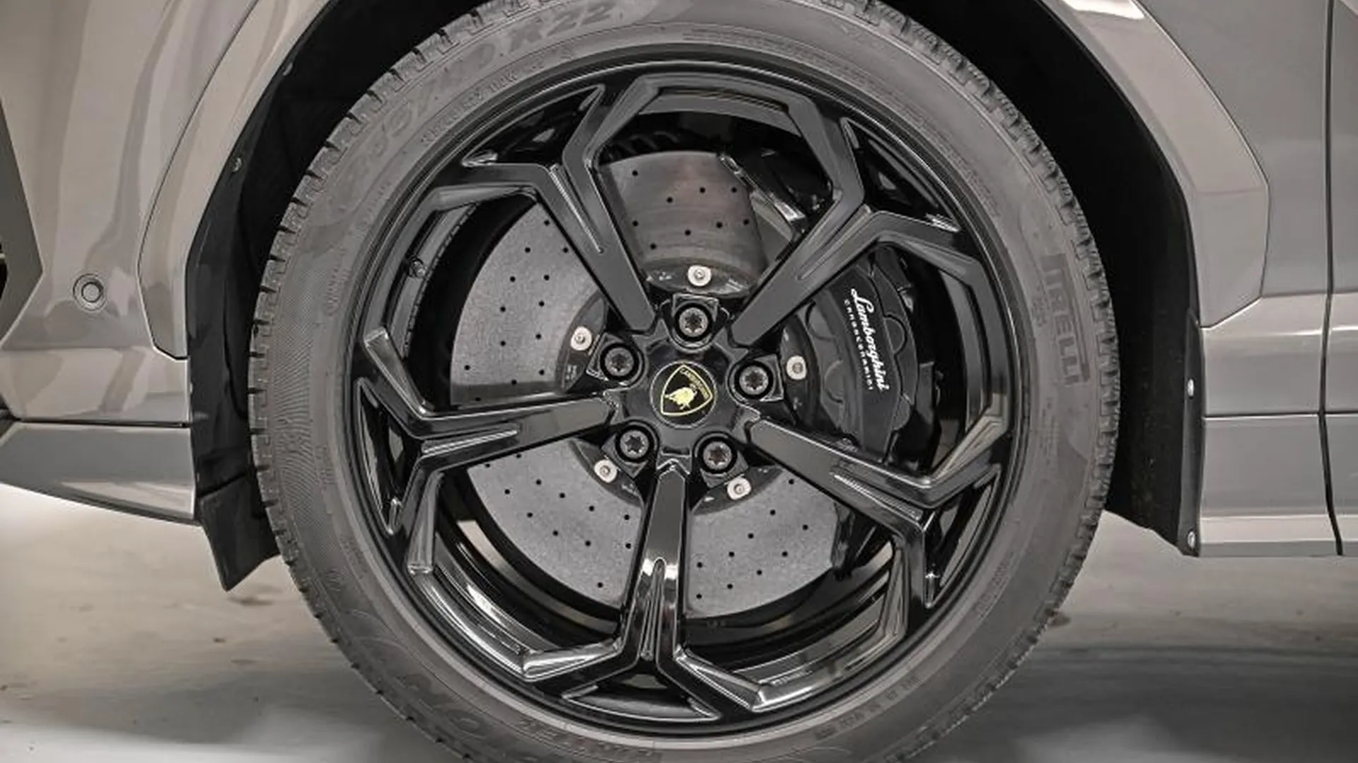 Lamborghini Urus — photo 12