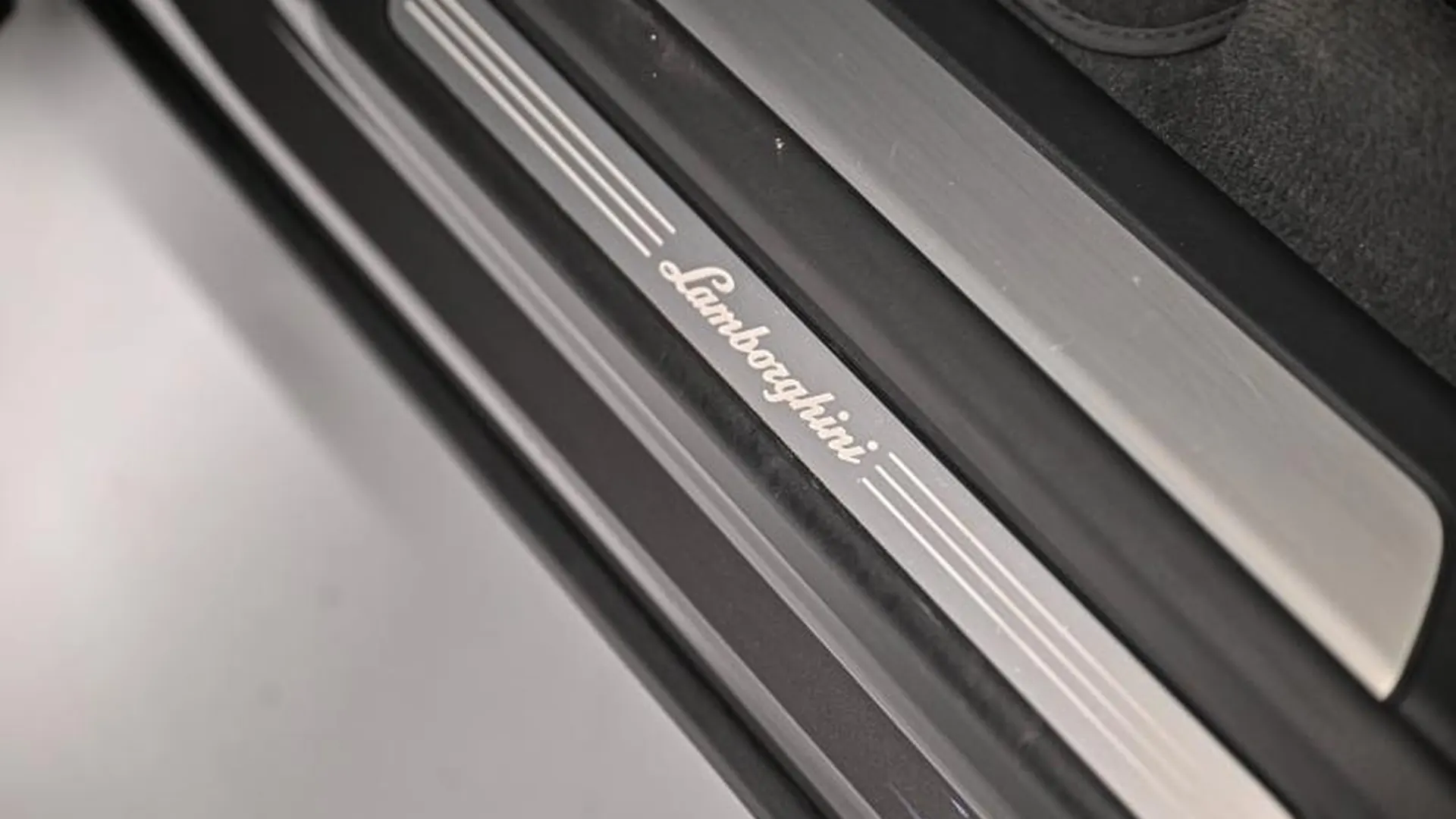 Lamborghini Urus — photo 27
