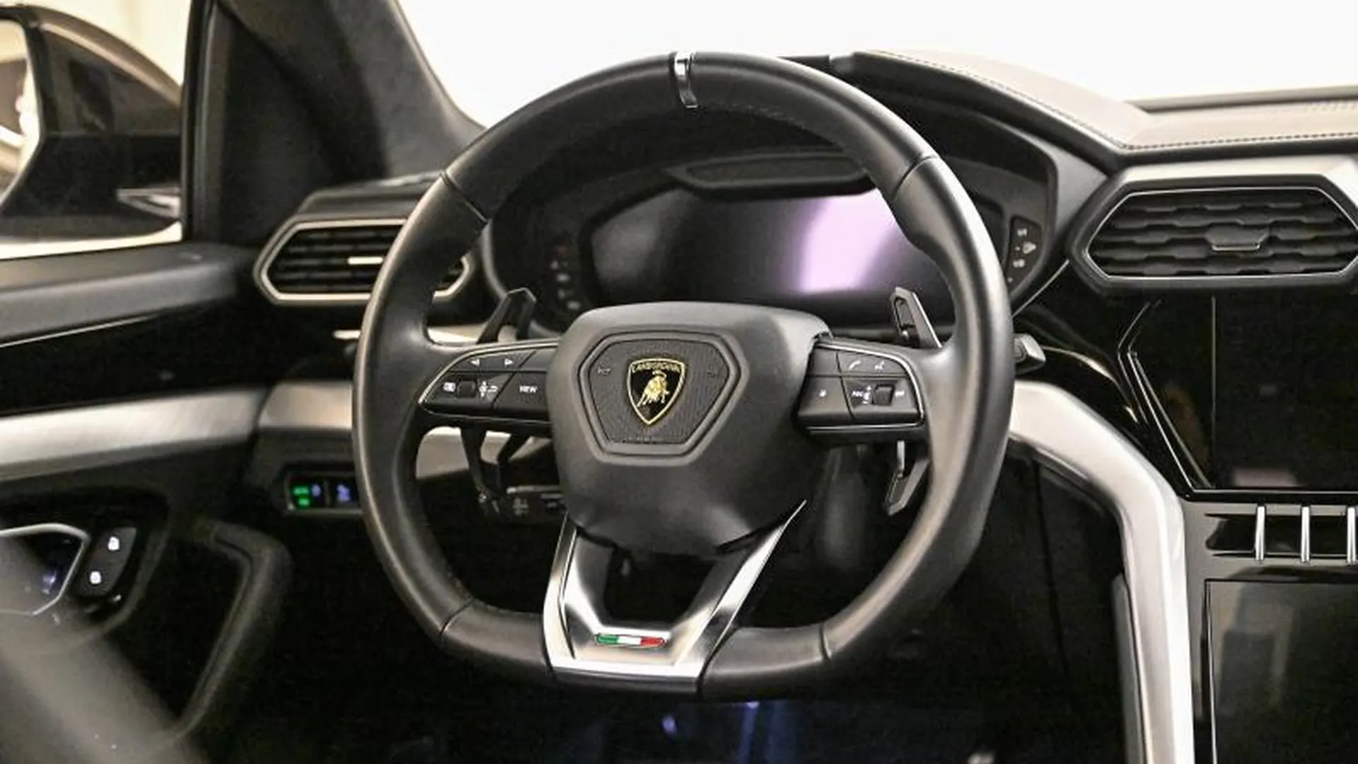 Lamborghini Urus — photo 16