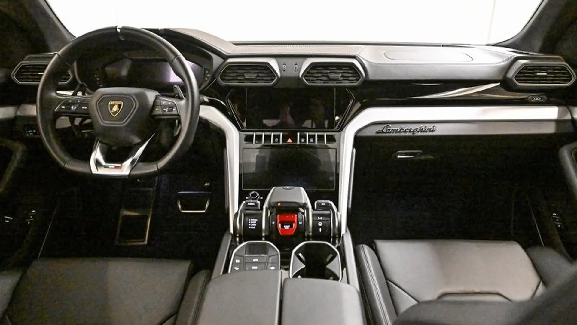 Lamborghini Urus — photo 15