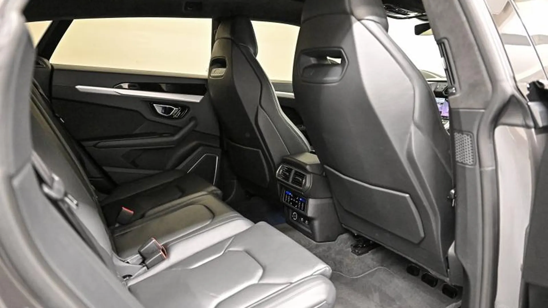 Lamborghini Urus — photo 19
