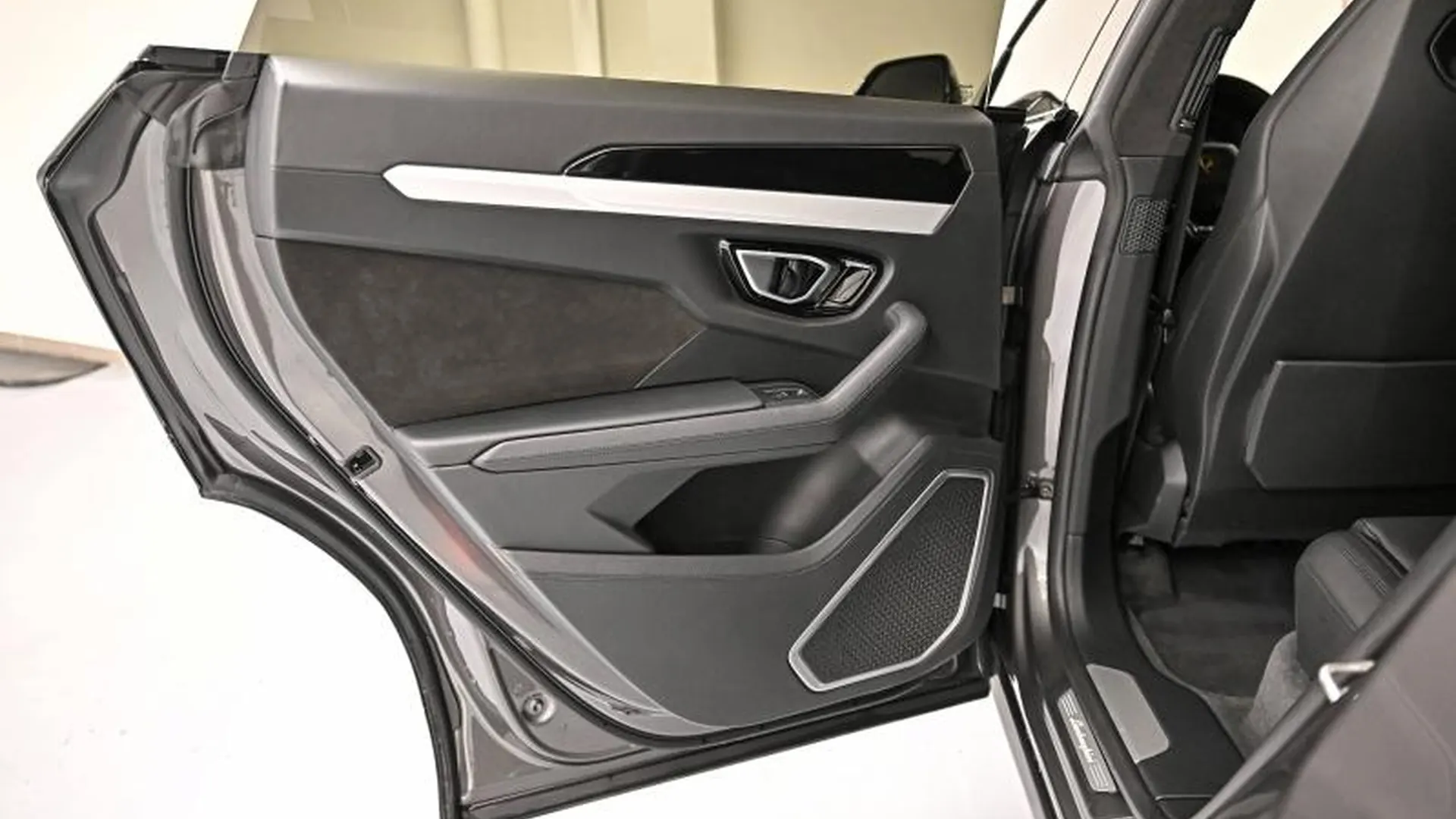 Lamborghini Urus — photo 23