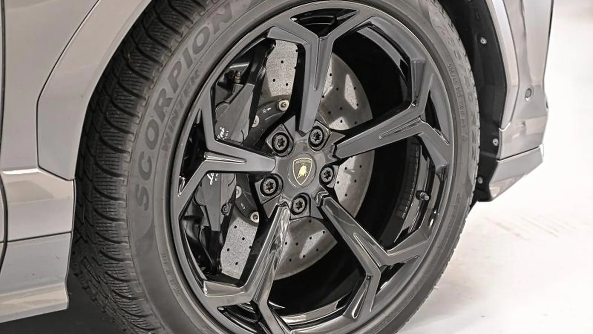 Lamborghini Urus — photo 11
