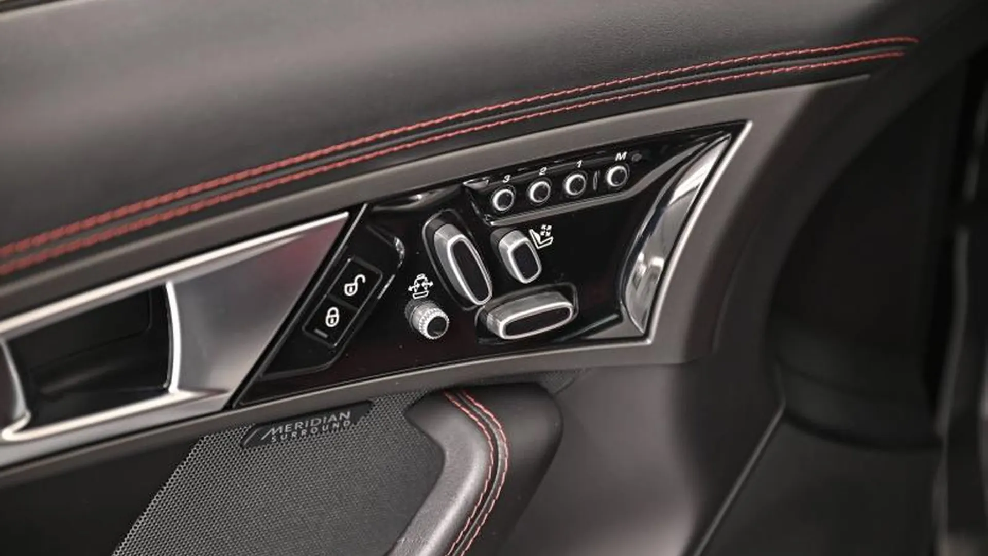 Jaguar F-Type Coupe — photo 23