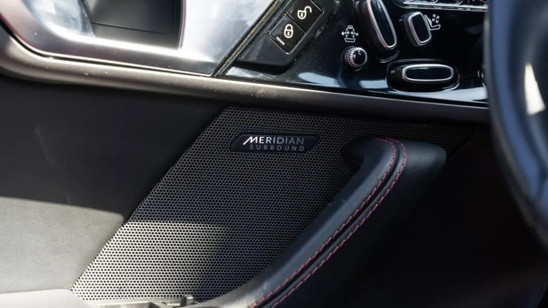 Jaguar F-Type — photo 26