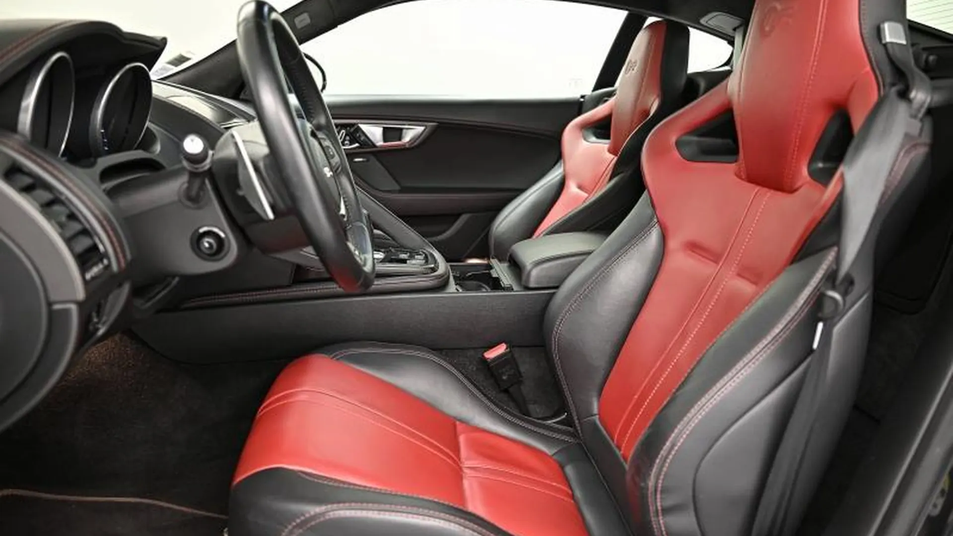 Jaguar F-Type Coupe — photo 16