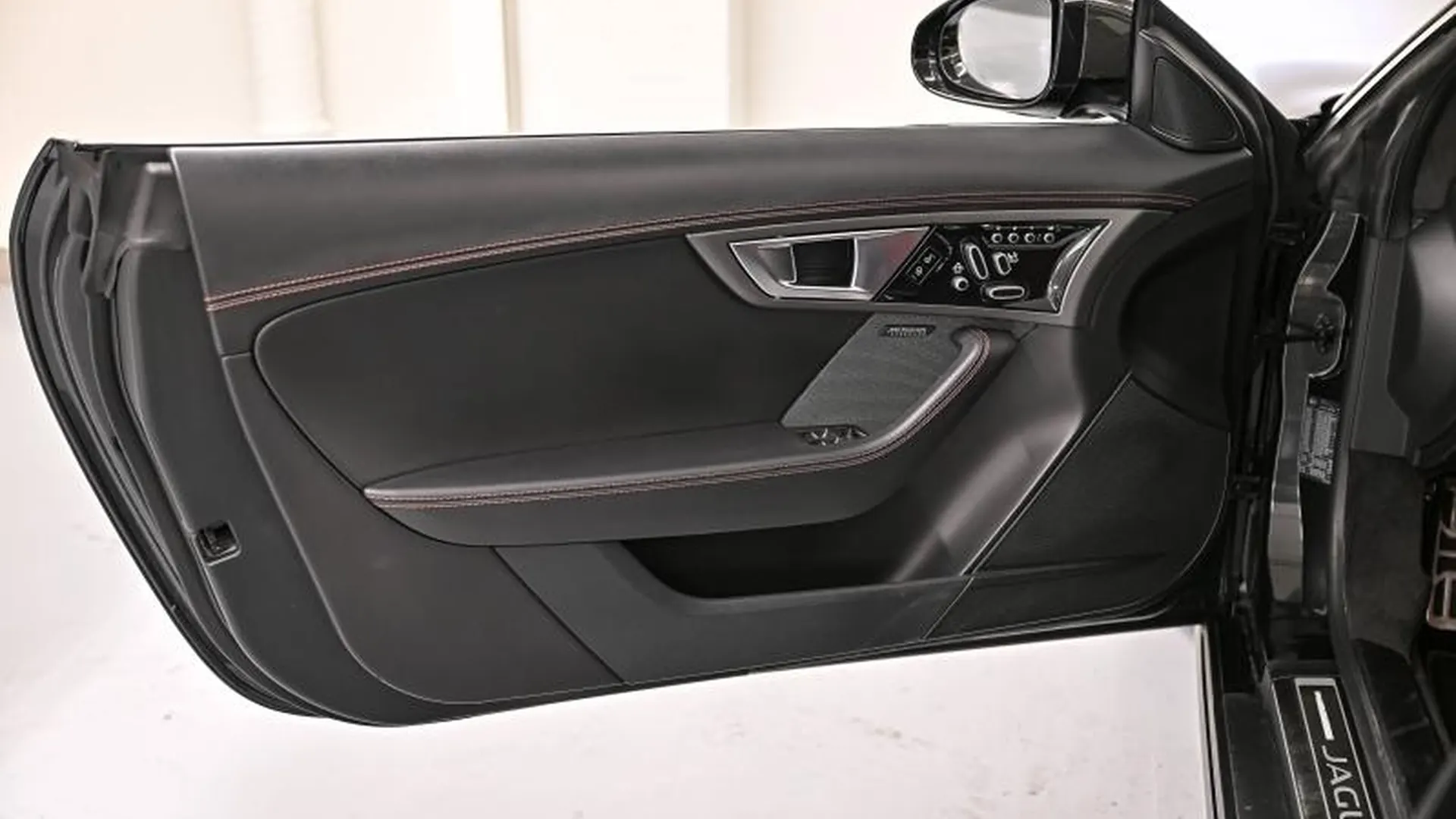 Jaguar F-Type Coupe — photo 22